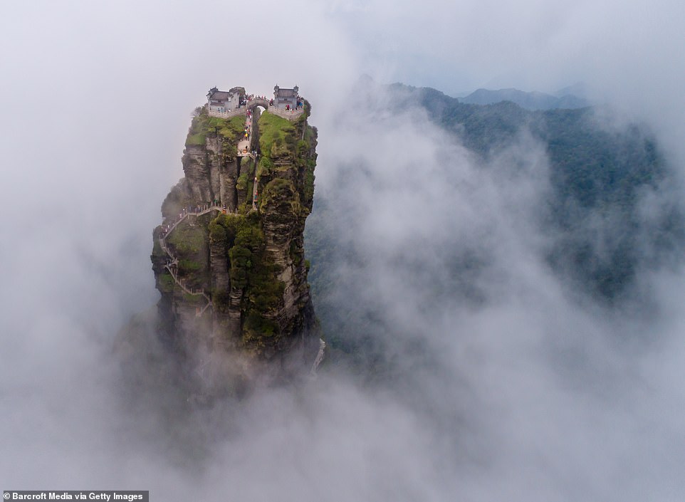 Ấn tượng ngôi đền nằm cheo leo trên đỉnh núi đá giữa muôn trùng mây