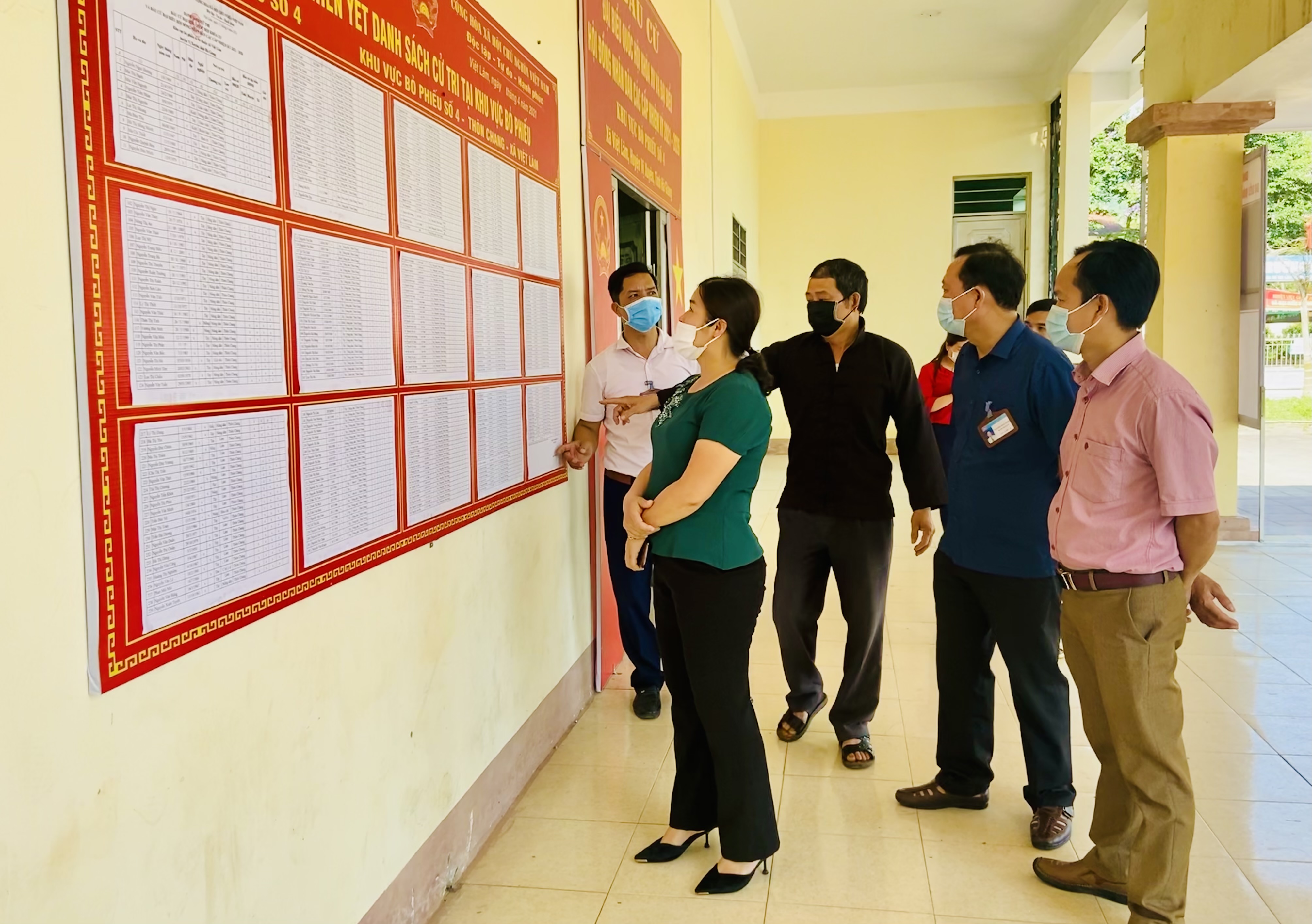 Phó Chủ tịch UBND huyện Đặng Thị Phượng kiểm tra công tác bầu cử tại các xã trên địa bàn huyện