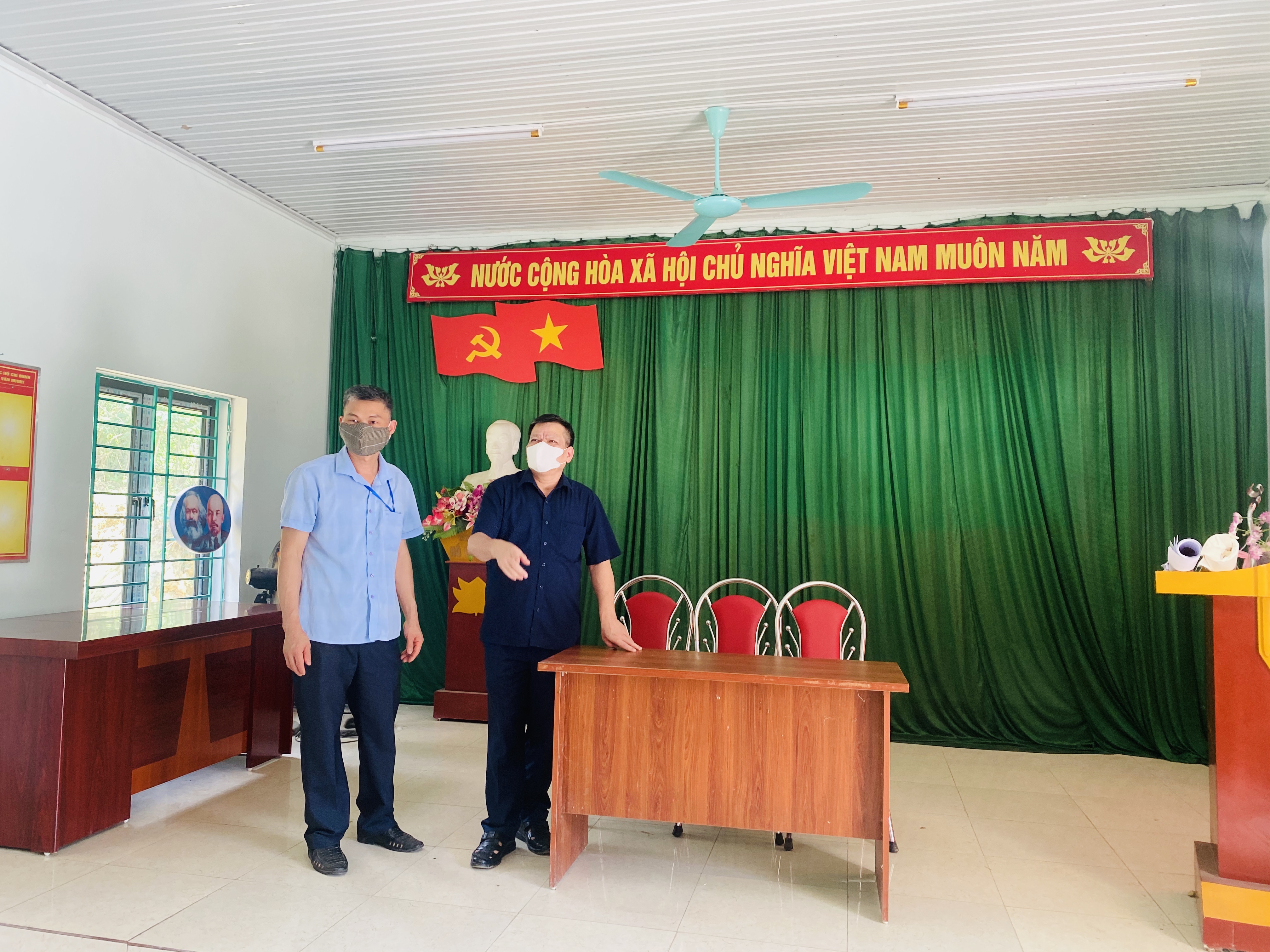 Phó Bí thư Thường trực Huyện ủy Lý Xuân Lù kiểm tra Bầu cử tại các xã trên địa bàn