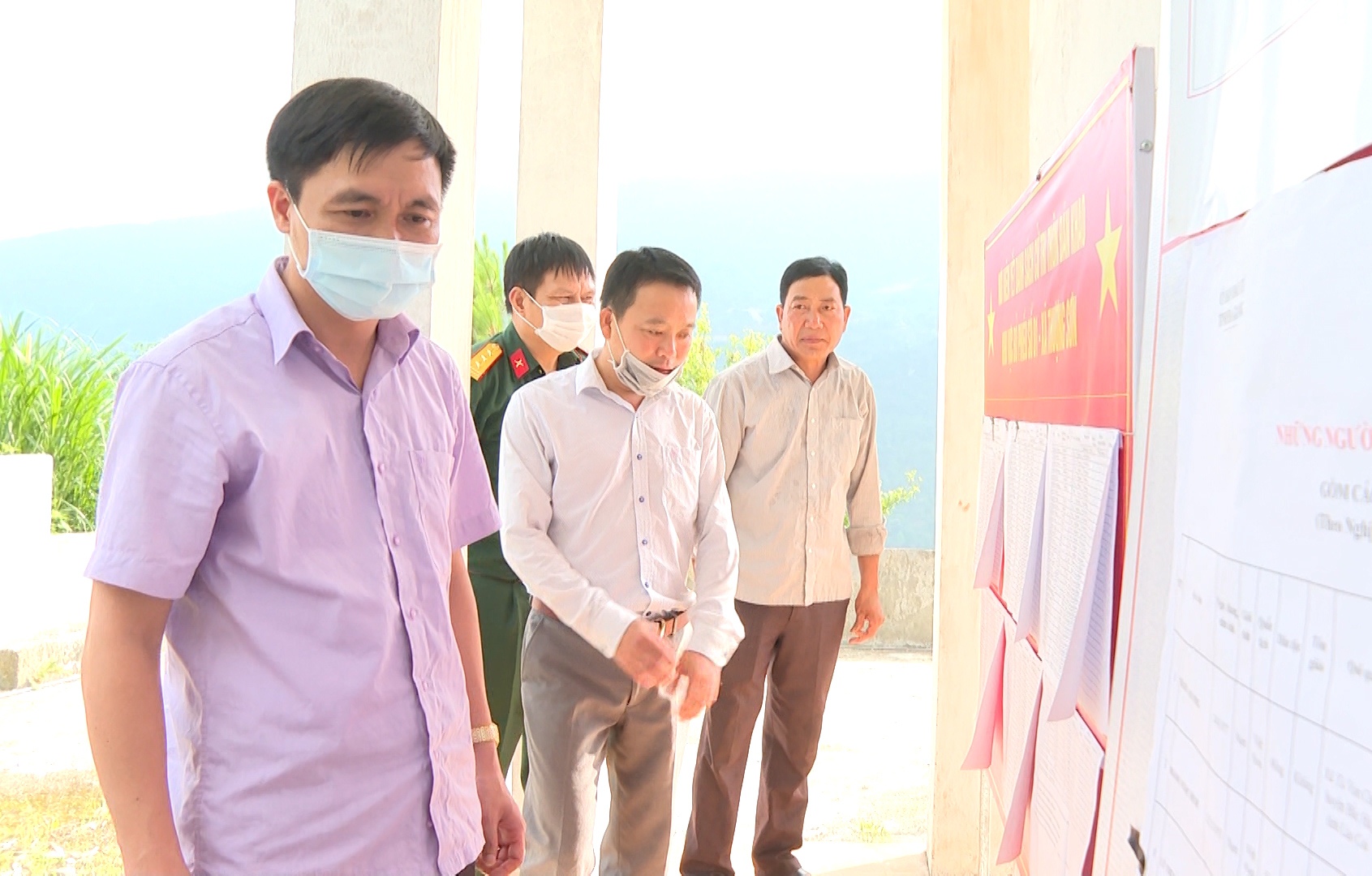 Bí thư Huyện ủy Vị Xuyên kiểm tra công tác chuẩn bị bầu cử tại xã Thượng Sơn