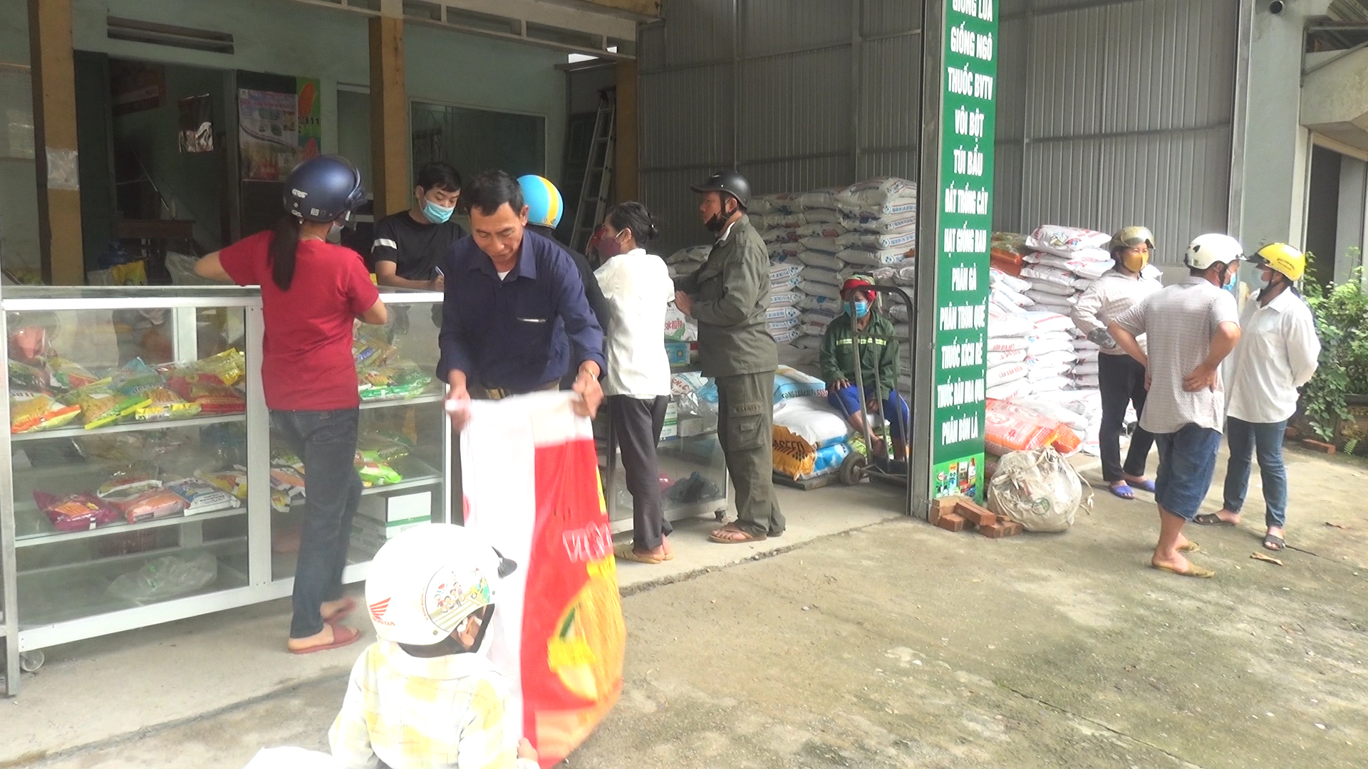 Cửa hàng vật tư nông nghiệp huyện Vị Xuyên cung ứng giống lúa mùa 2021