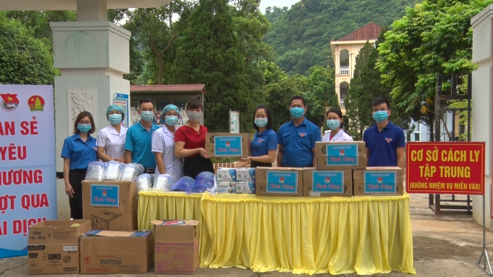 Huyện đoàn Vị Xuyên tặng dụng cụ bảo hộ y tế cho khu cách ly